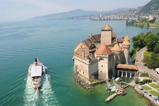 Rose In The Center Of By Guestlee Villa