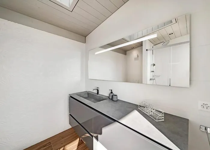 Rose In The Center Of By Guestlee Villa