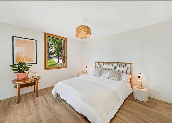 Villa Rose In The Center Of By Guestlee