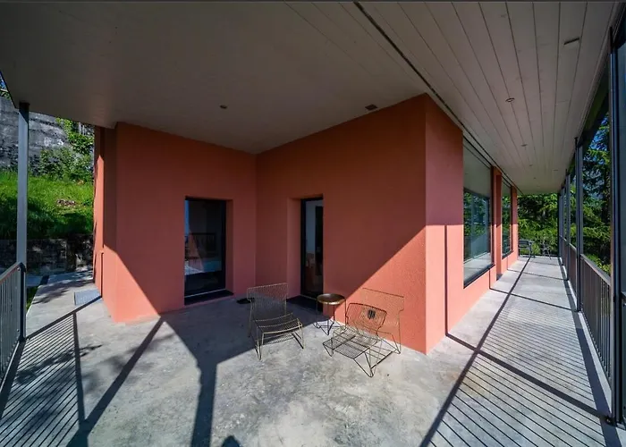 Rose In The Center Of By Guestlee * Montreux