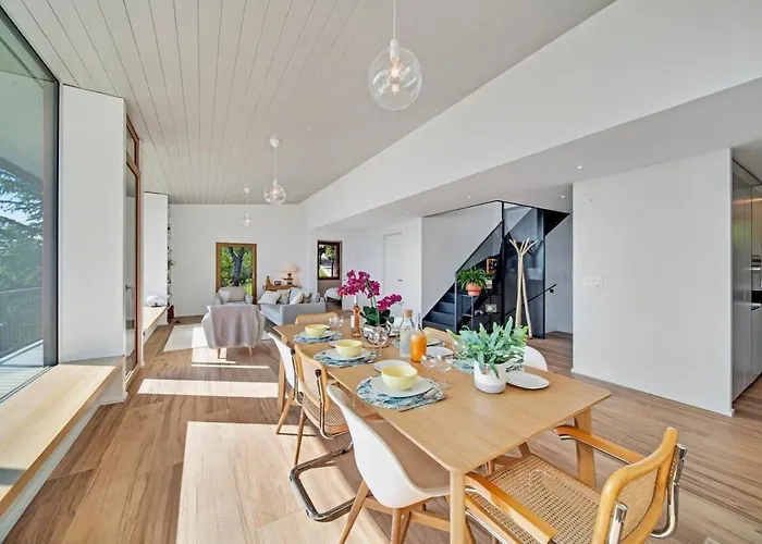 Rose In The Center Of By Guestlee Villa