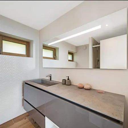 Rose In The Center Of By Guestlee Μοντρέ