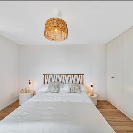 Rose In The Center Of By Guestlee Μοντρέ