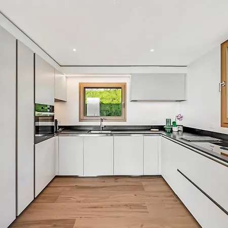 Rose In The Center Of By Guestlee Μοντρέ