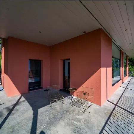 Rose In The Center Of By Guestlee * Μοντρέ